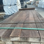 Ca. 81x Angelim Pedra balken fijnbezaagd, 55x105mm, lengte 250cm